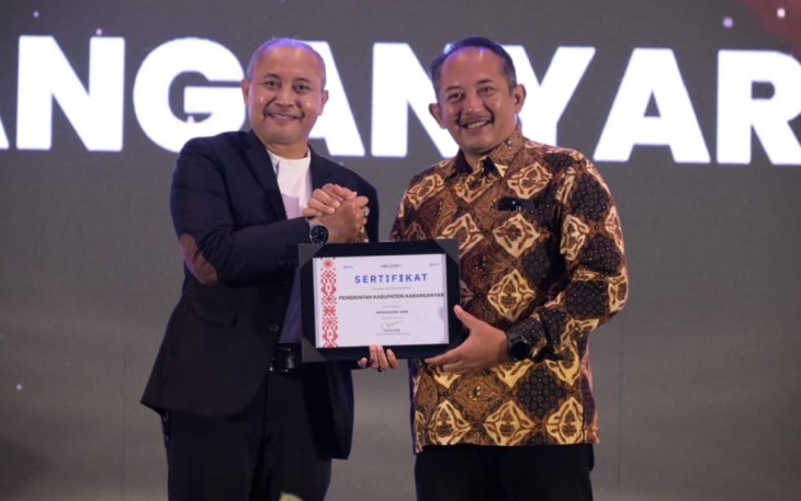 Penyerahan sertifikat penghargaan “Arthasastra Jana” kepada Bupati Karanganyar, Rober Christanto, dalam ajang Cita Loka Fest 2025, di Alila Hotel Solo, Rabu (5/11/2025) malam.