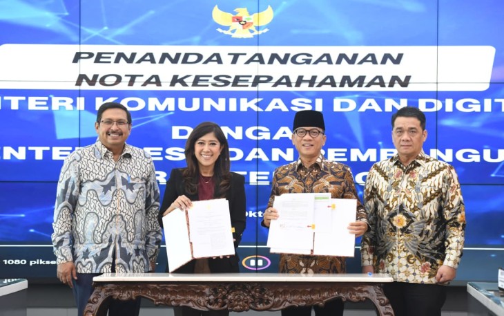 Kemendes dan Kemkomdigi saat Taken Nota Kesepahaman tentang Sinergitas Pemanfaatan Teknologi Komunikasi dan Digital untuk Pembangunan Desa dan Daerah Tertinggal yang ditandatangani dua kementerian ini pada Selasa (21/10/2025).