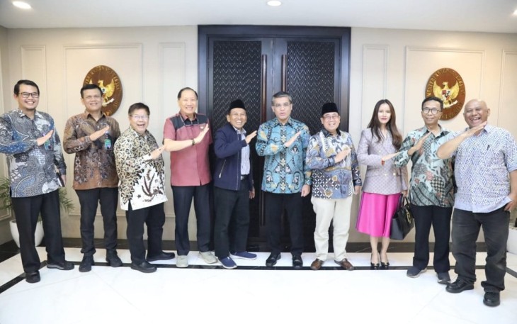 Yassierli saat menerima audiensi Ketua Umum DNIKS A. Effendy Choirie dan jajarannya di kantor Kemnaker, Jakarta, Kamis (18/9/2025).