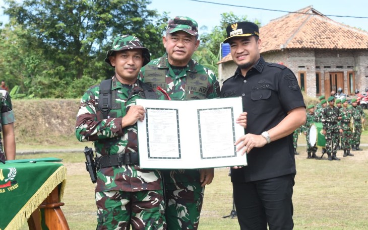 Kepala Staf Angkatan Darat (Kasad) Jenderal TNI Maruli Simanjuntak, M.Sc., saat secara resmi menutup TMMD ke-125 yang dipusatkan di Lapangan Dinas Sosial Kota Cilegon, Kamis (21/8/2025).