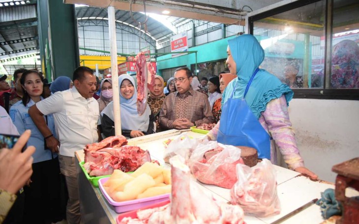 Ketua Tim Kunjungan Kerja Spesifik Komisi IX DPR RI M. Yahya Zaini, bersama tim saat mengecek keamanan makanan dan minuman ke Pasar Oro-oro Dowo Kota Malang, Kamis (27/2/2025).