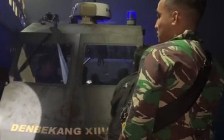 Personil Kodam XIII Merdeka dengan menggunakan salah Satu RIB saat melakukan misi penyelamatan dan evakuasi para korban KM Barcelona V