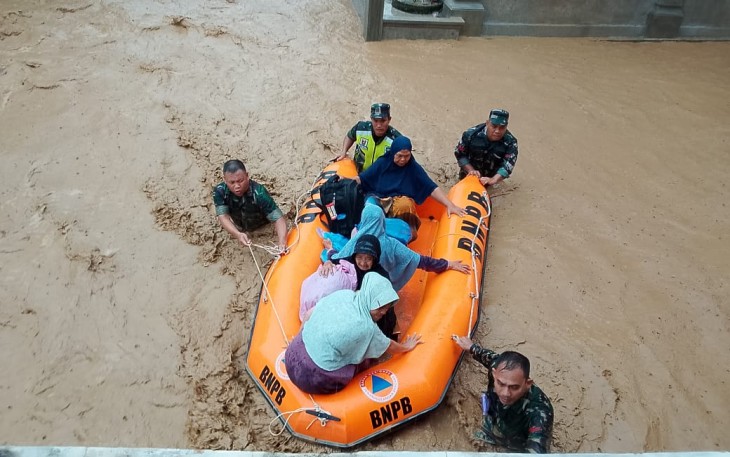 NI Bantu Evakuasi dan Distribusi Logistik bagi warga terdampak banjir di sejumlah desa di Kabupaten Pidie, Jumat (28/11/2025).