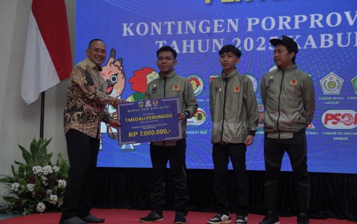 Dandim Pacitan saaat Serahkan Penghargaan Untuk Atlet Porprov