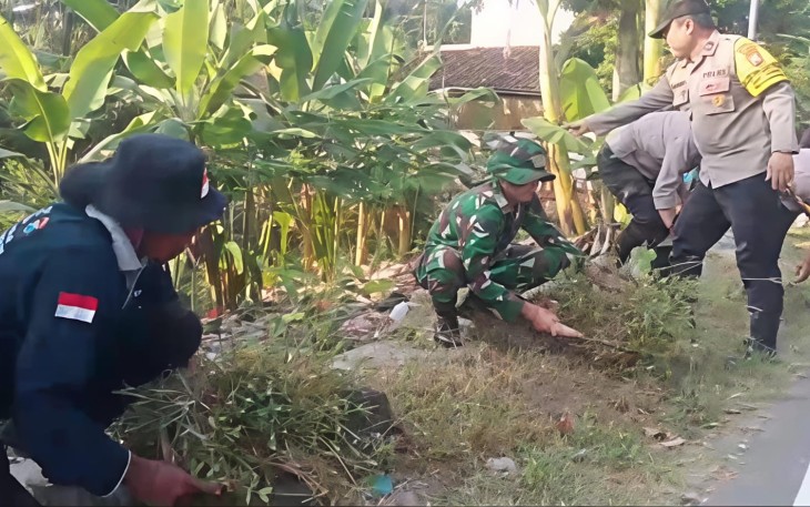 Babinsa dan Warga Klitik Wujudkan Lingkungan Bersih dan Sehat