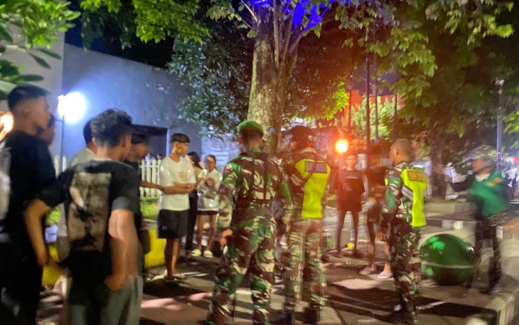 Personil Gabungan Kodim 1310/Bitung bersama ormas tengah memberikan Sosialisasi Kamtibmas kepada sejumlah anak-anak muda yang berada di area patung cakalang, kelurahan Kadoodan, Kecamatan Madidir, Bitung