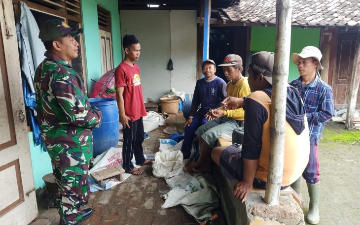 Bintara Pembina Desa (babinsa) Kodim 0802/Ponorogo kepada para petani terus dilakukan termasuk disaat saat masa panen tiba dengan tujuan untuk memastikan tidak ada penyimpangan dalam proses penyerapan gabah (Sergap), Jumat (07/03/2025)