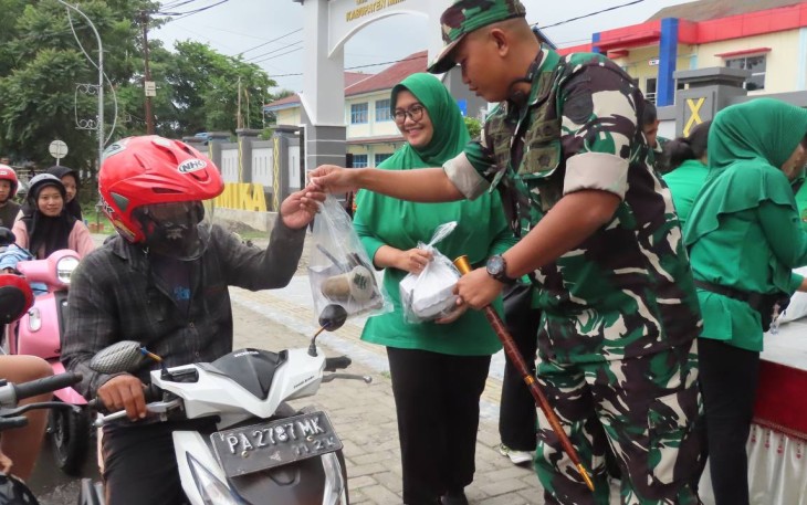 Warga Kodim 1710/Mimika Kembali Bagikan Takjil Gratis Buka Puasa Kepada Masyarakat Pengguna Jalan