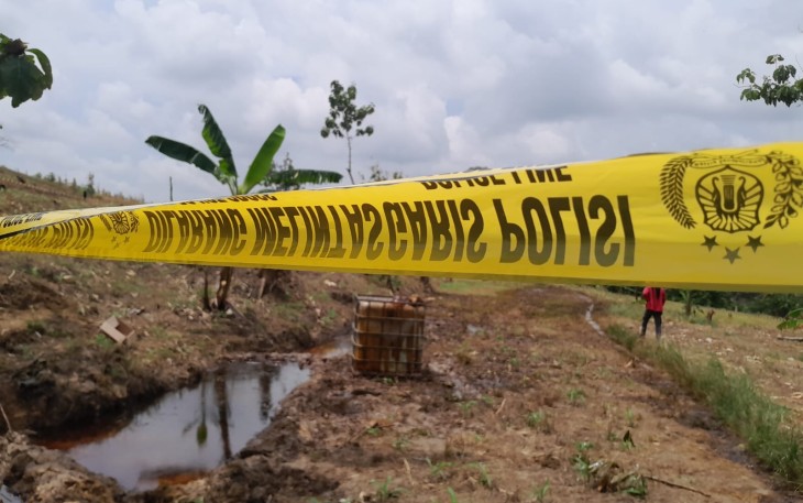 Lokasi semburan minyak dan gas dari sumur tua Kedinding yang berdampak terhadap lahan pertanian dan tanaman pisang serta jagung diberi garis polisi