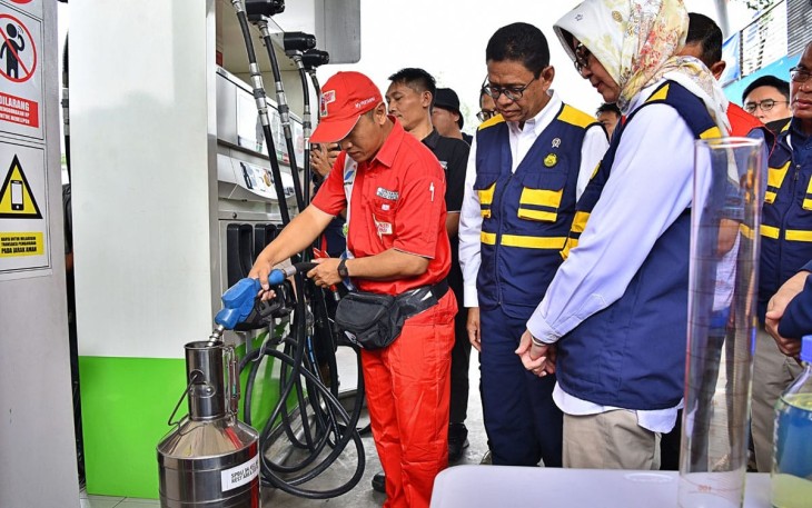 Wakil Menteri Energi dan Sumber Daya Mineral (ESDM) Yuliot saat mengunjungi SPBU di Rest Area KM 207A Cirebon, Jawa Barat, Jumat (28/3).
