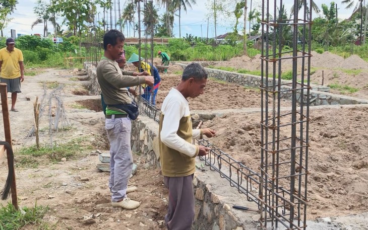 Pembuatan Gedung KDMKP di Desa Sumberharjo, Kecamatan/Kabupaten Pacitan, Minggu (14/12/2025).