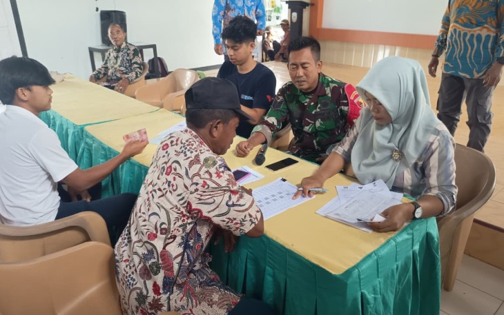 Babinsa Koramil 0801/07 Ngadirojo Dampingi Pembagian BLTS Dana Desa 