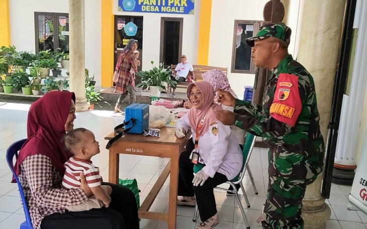 Babinsa Ngale saat Dampingi Pelaksanaan Imunisasi Balita