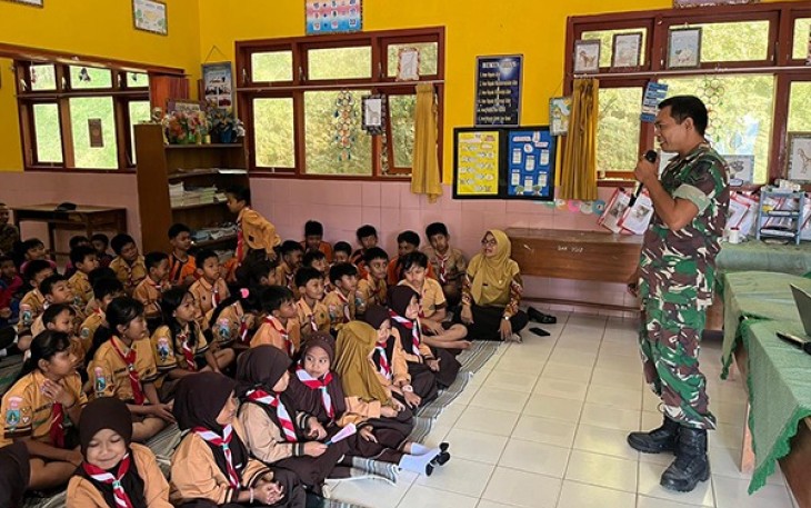 Koramil 0806-13/Dongko memberikan materi Wawasan Kebangsaan (Wasbang) kepada anggota Pramuka SDN 1 Siki, Minggu (9/11/2025). 
