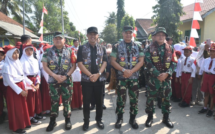 Danrem 071/WK mendamping Kapoksahli Pangdam IV/Diponegoro Brigjen TNI Zainul Bahar menutup Program TNI Manunggal Membangun Desa (TMMD) Reguler ke-124 Tahun Anggaran 2025