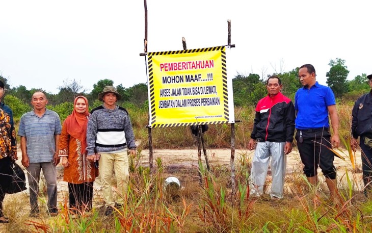 Camat Seri Kuala Lobam Bersama Pemdes Kuala Sempang Tutup Akses Jembatan yang mau Roboh