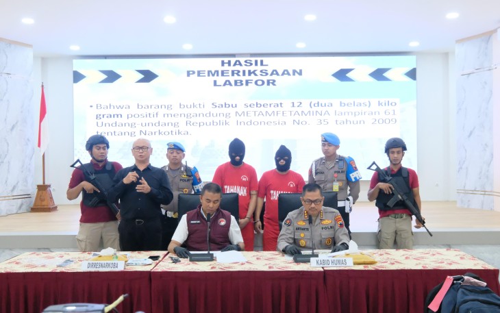 Direktur Reserse Narkoba Polda Jateng (Dirresnarkoba), Kombes Pol Anwar Nasir didampingi Kabid Humas Kombes Pol Artanto dalam konferensi pers yang digelar di Gedung Borobudur, Mapolda Jateng, Jumat (21/11/2025)