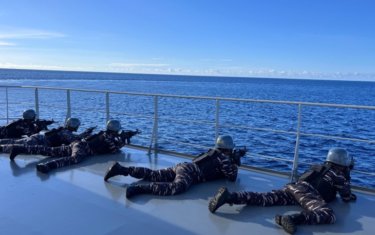 KRI Balongan-908 saat Latihan Menembak di Laut Pasifik