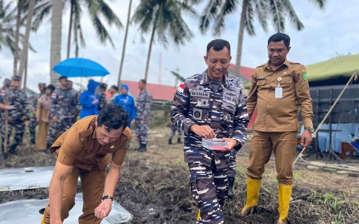Penanaman bibit jagung jenis Bonanza F1 sebanyak 7200 bibit oleh Danlanal Ranai yang didampingi Kepala Dinas Pertanian Natuna, Bapak Wan Syazali.