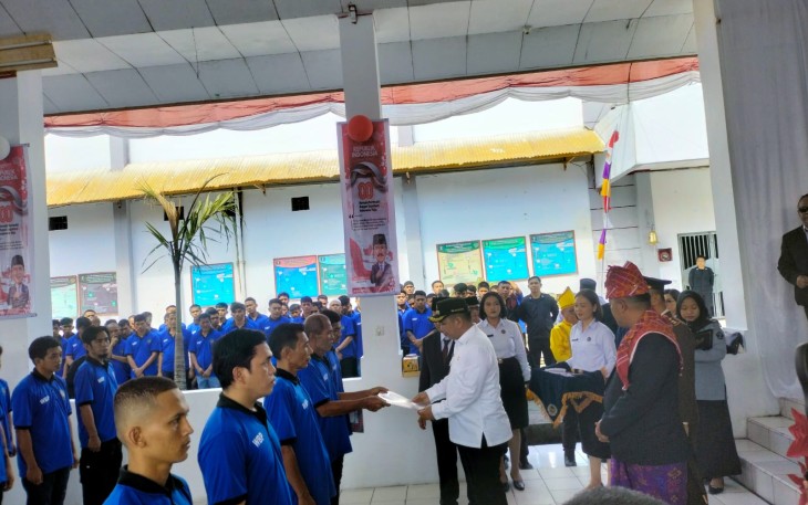 Walikota Bitung dengan di dampingi Kalapa Kelas IIB Bitung Edi Kuhen saat memberikan surat remisi bebas kepada ketiga belas warga binaan