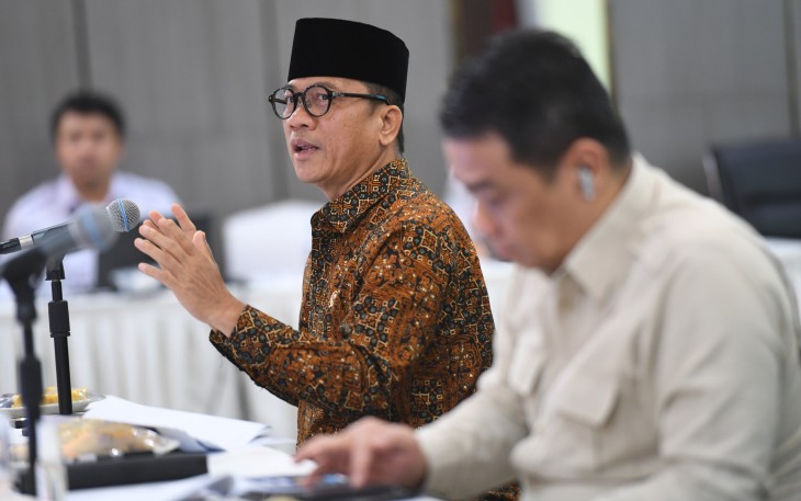 Mendes PDT Yandri Susanto didampingi Wakil Mendes PDT Ahmad Riza Patria memimpin rapat persiapan pelaksanaan Hari Desa, Jakarta, Selasa (18/11/2025). Peringatan Hari Desa Nasional 2026 akan digelar di Boyolali pada Kamis, 15 Januari 2026. Foto: Wening/Kemendes PDT