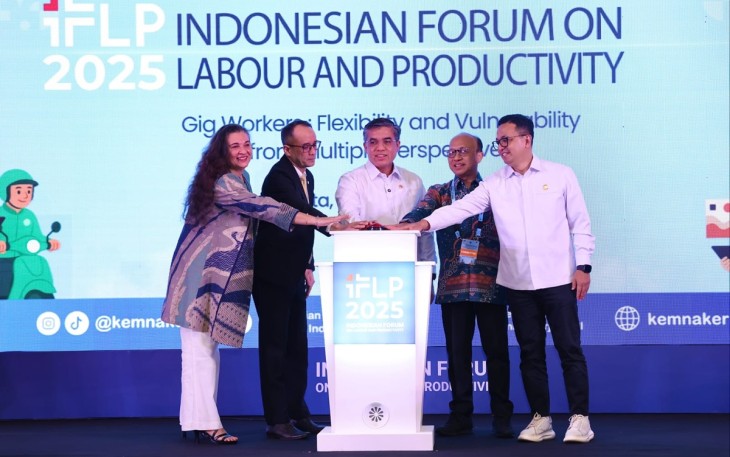 Menaker Yassierli saat membuka acara Indonesian Forum and Labour Productivity (IFLP) bertema 'Gig Workers: Flexibility and Vulneralibity from Multiple Perspective' di Jakarta, Selasa (25/11/2025).