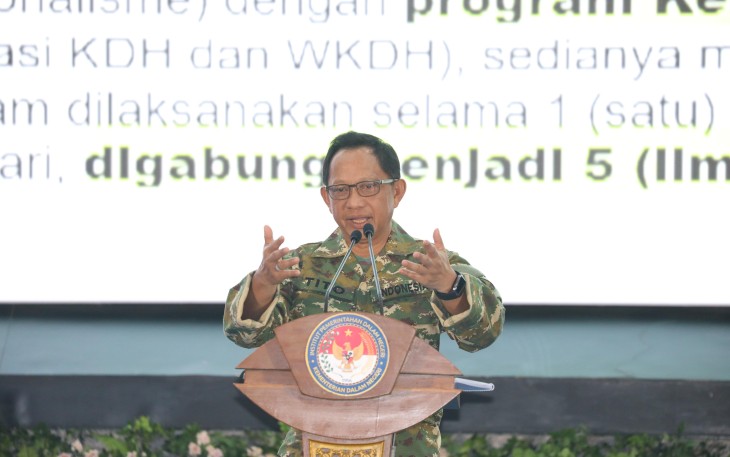 Mendagri Muhammad Tito Karnavian saat membuka Retret Kepala Daerah Gelombang II di Balairung Rudini, Kampus Institut Pemerintahan Dalam Negeri (IPDN) Jatinangor, Kabupaten Sumedang, Jawa Barat, Senin (23/6/2025).