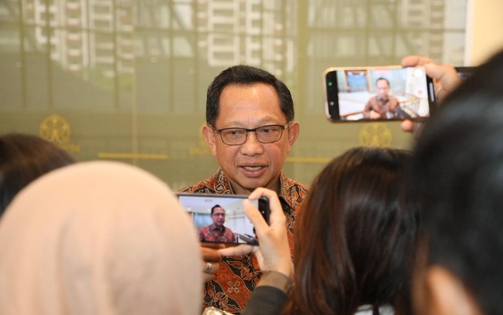 Mendagri Muhammad Tito Karnavian saat diwawancarai awak media usai Rapat Koordinasi Tingkat Menteri dan Kepala Lembaga di Balai Kartini, Jakarta, Sabtu (20/12/2025).