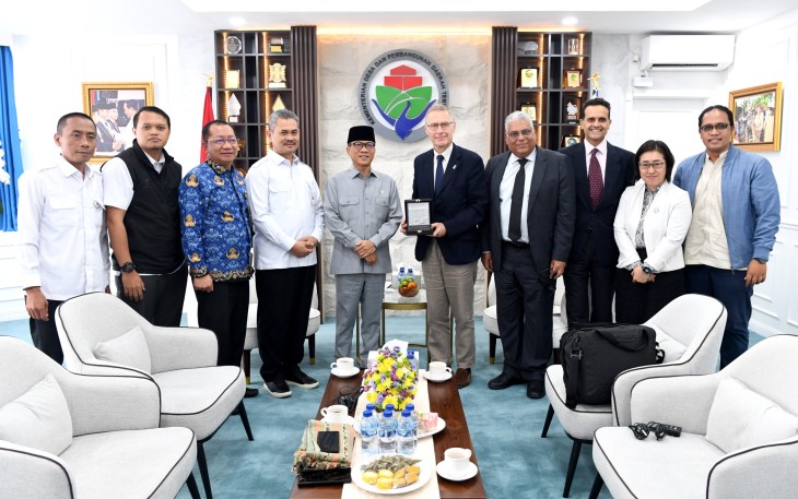 Foto bersama Yandri Susanto saat bertemu Associate Vice President IFAD Donal Brown di Kantor Kemendes PDT Jakarta, Selasa (28/10/2025).