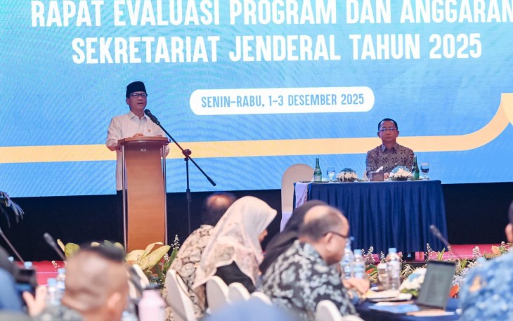 Mendes PDT Yandri Susanto saat membuka Rapat Evaluasi Program dsn Anggaran Sekretariat Jenderal (Setjen) Tahun 2025 di Jakarta, Senin (1/12/2025).