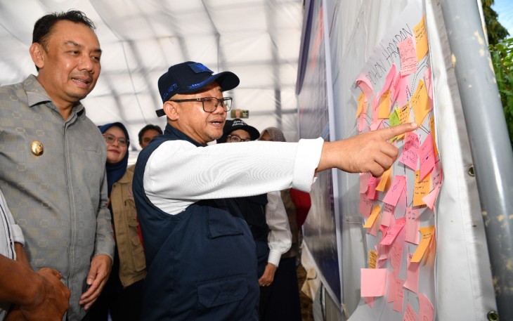 Mendikdasmen, Abdul Mu’ti saat berkunjung ke SMP Negeri 1 Tanjung Raya, Sumatra Barat, Jumat (5/12).