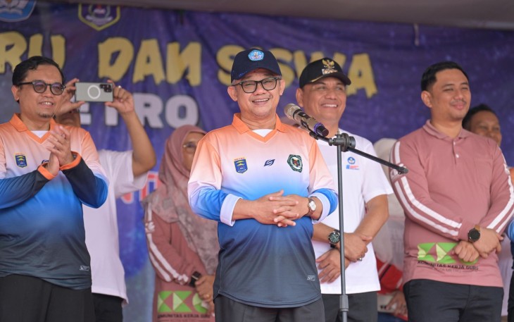 Mendikdasmen, Abdul Mu'ti saat pembukaan Festival Guru dan Siswa Kota Metro 2025 dengan melaksanakan Senam Anak Indonesia Hebat (SAIH) bersama 7.000 guru dan murid di Stadion Tejosari, Lampung, Sabtu (26/4).