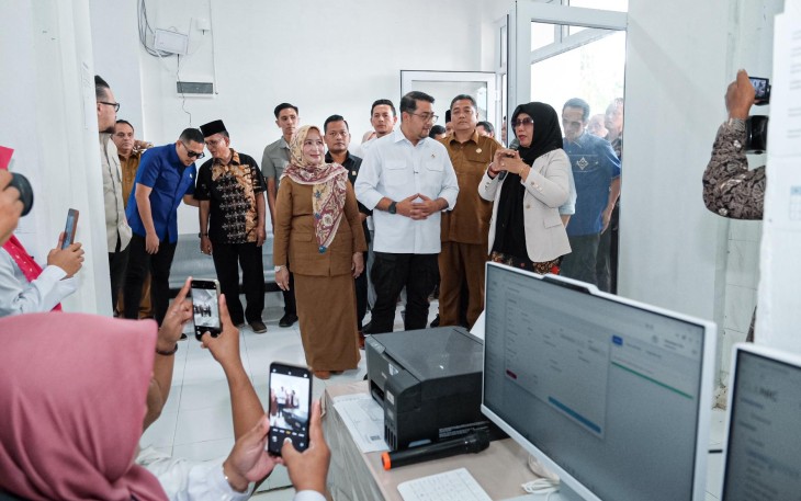 Menekraf Teuku Riefky Harsya saat Tinjau Program Cek Kesehatan Gratis di Aceh pada Selasa (11/2/2025).