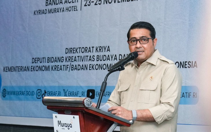 Menteri Ekonomi Kreatif, Teuku Riefky Harsya, memberi sambutan pada acara program Akselerasi Kriya (KRIYASI) Aceh 2025, Aceh, Selasa (25/11/2025).