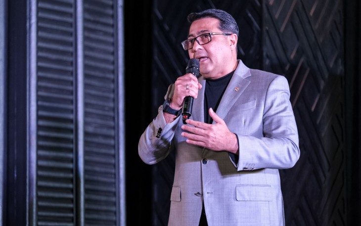 Menteri Ekonomi Kreatif, Teuku Riefky Harsya, memberi sambutan pada acara grand launching Hugency Academy di Park Hyatt, Jakarta, Rabu (19/11/2025).
