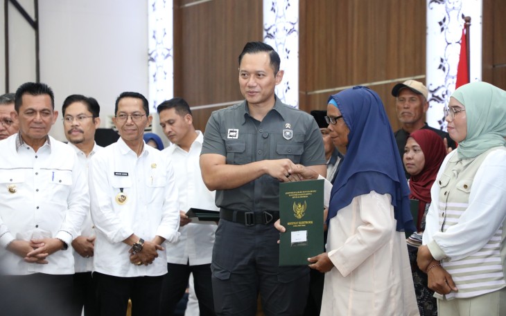 Secara bertahap, masyarakat akan menerima SHM untuk rumah baru mereka.