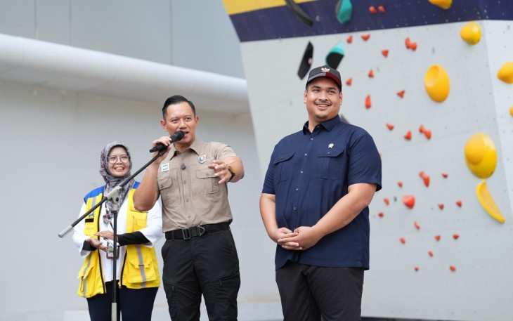 Menpora Dito dan Menko AHY saat tinjau Pembangunan Cibubur Youth Elite Sport Center