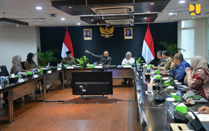 Menteri Pekerjaan Umum (PU) Dody Hanggodo didampingi Wakil Menteri PU Diana Kusumastuti menghadiri Rapat Koordinasi Pembahasan Progress Pembangunan IKN di Kementerian Koordinator Bidang Infrastruktur dan Pembangunan Kewilayahan, Jumat (21/02/2025)