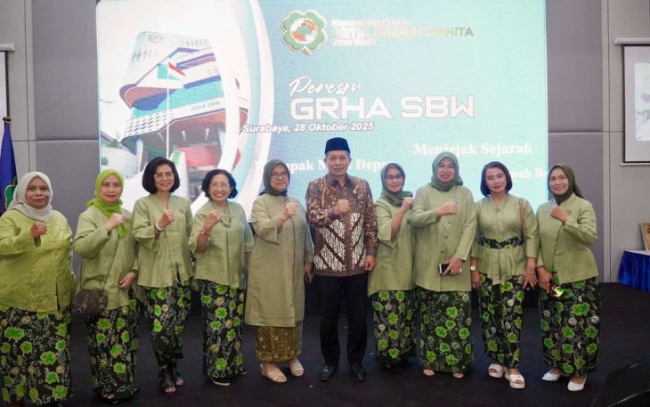 Menkop Ferry Juliantono saat berdiri di tengah para pemudi pejuang koperasi Jawa Timur, di sela-sela peresmian Grha SBW milik Koperasi Konsumen Setia Bhakti Wanita (SBW) Jawa Timur, di Kota Surabaya, Selasa (28/10).
