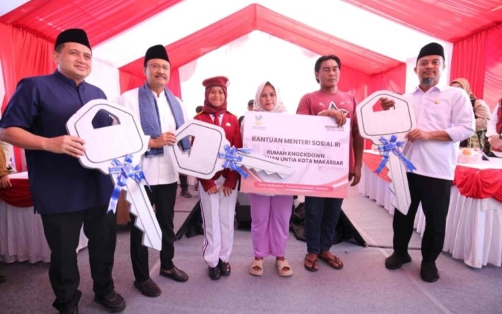 Mensos Saifullah Yusuf (Gus Ipul) saat menghadiri acara penyerahan rumah untuk Naila S, siswa Sekolah Rakyat Menengah Pertama 23 di Kelurahan Untia, Kecamatan Biringkanaya, Makassar, Jumat (5/9/2025). 