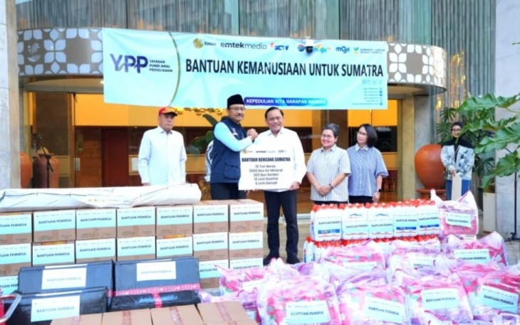 Mensos Saifullah Yusuf Gus Ipul saat kegiatan serah terima bantuan logistik di Gedung Aneka Bhakti Kemensos, Jakarta Pusat, Sabtu (13/12/2025).