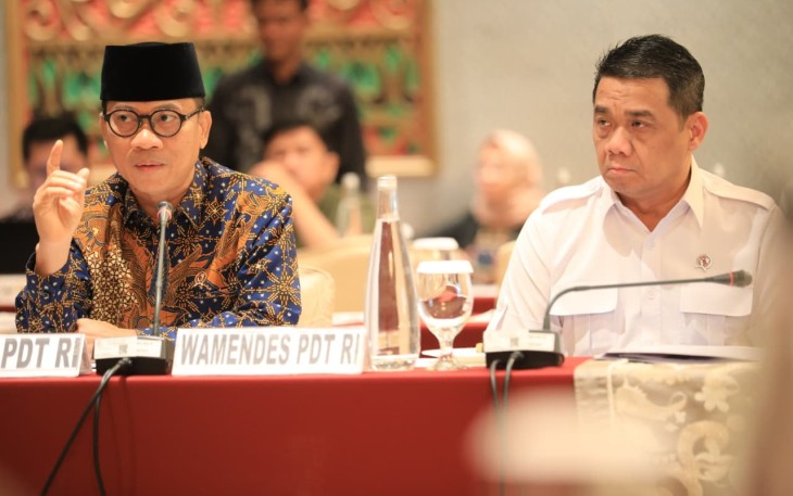 Menteri Desa dan  Pembangunan Daerah Tertinggal Yandri Susanto di dampingi Wamendes Ahmad Riza Patria Menghadiri Rapat dengan Komite 1 DPD-RI terkait Inventarisasi Materi Pengawasan atas Pelaksanaan Undang-Undang Nomor 14 Tahun 2014 Tentang Desa. Senin, 10/11/2025. Dok: Nugrah Humas Kemendesa PDT