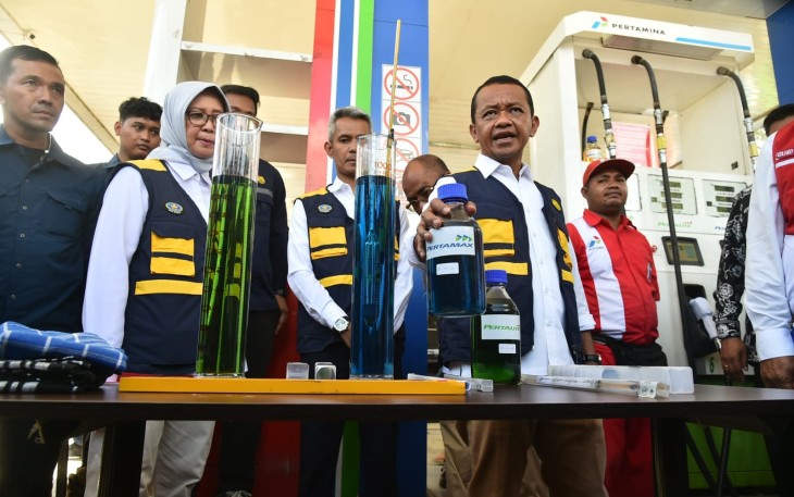 Menteri Energi dan Sumber Daya Mineral (ESDM), Bahlil Lahadalia saat meninjau fasilitas Integrated Terminal (IT) Maluku milik PT Pertamina (Persero) di Kota Ambon, Sabtu (5/4).