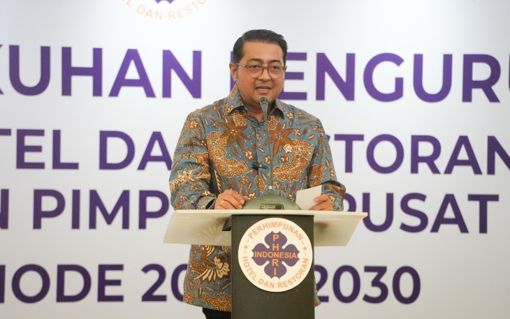 Menteri Ekonomi Kreatif (Menekraf), Teuku Riefky Harsya saat menghadiri acara Pengukuhan Pengurus BPP PHRIperiode 2025–2030, di Hotel Grand Sahid, Jakarta, Jumat, 11 April 2025.
