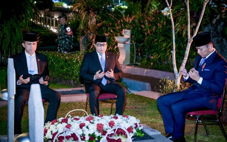 Menteri Ekonomi Kreatif, Teuku Riefky Harsya, menghadiri upacara peringatan Hari Pahlawan di di Taman Makam Pahlawan (TMP) Kalibata, Jakarta, Senin (10/11/2025).