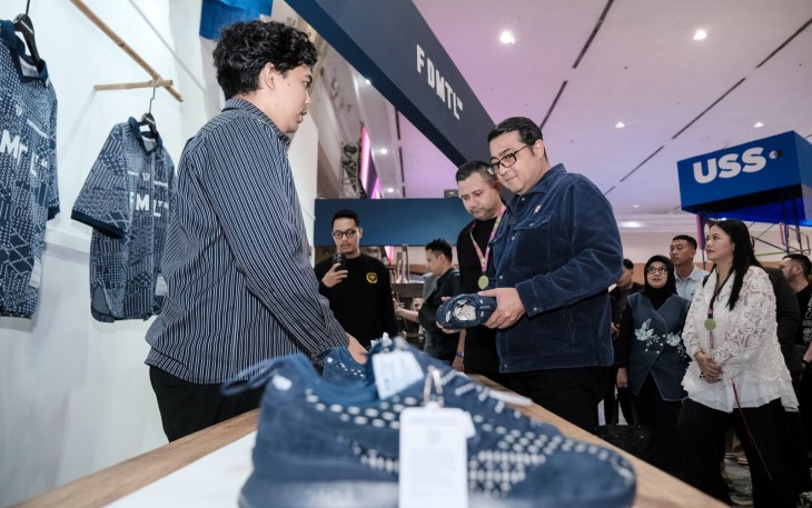 Menteri Ekonomi Kreatif, Teuku Riefky Harsya, meninjau acara Urban Sneaker Society 2025 di Jakarta International Convention Center (JICC) Senayan, Jakarta, Sabtu (9/11/2025).