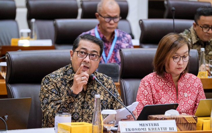 Menteri Ekraf Teuku Riefky saat rapat kerja (raker) kepada jajaran Komisi VII DPR di Gedung Nusantara I Kompleks DPR/MPR Jakarta, Kamis, 26 Juni 2025.