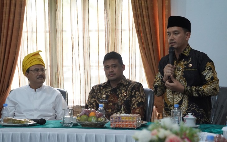 Menteri Sosial Republik Indonesia, Saifullah Yusuf (kiri) saat kunjungan kerja ke Kota Tebing Tinggi pada Jumat (11/4/2025).