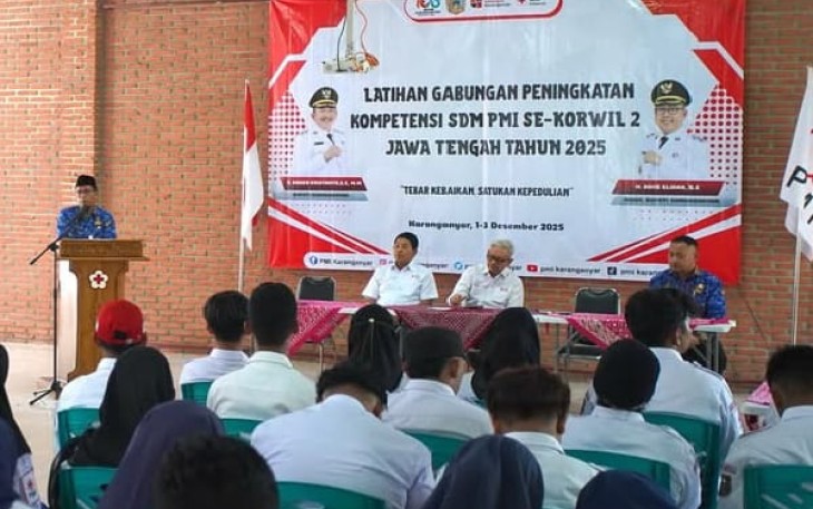 Ketua PMI Karanganyar, Dwi Cahyono, memberikan sambutan pembukaan kegiatan Latgab Peningkatan Kompetensi SDM PMI se-Korwil 2 Jawa Tengah 2025, di Rumah Revolusi Mental WCS, Desa Pendem, Kecamatan Mojogedang, Kabupaten Karanganyar.
