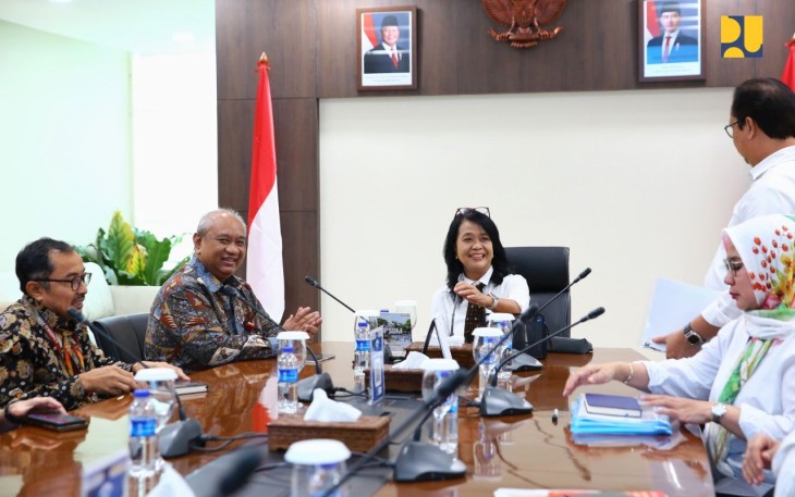 Wakil Menteri Pekerjaan Umum (PU) Diana Kusumastuti menerima kunjungan Deputi Bidang Koordinasi Penanggulangan Bencana dan Konflik Sosial, Kementerian Koordinator Bidang Pembangunan Manusia dan Kebudayaan (Kemenko PMK) Lilik Kurniawan dan jajaran ke Kementerian PU, Selasa (25/02/2025)